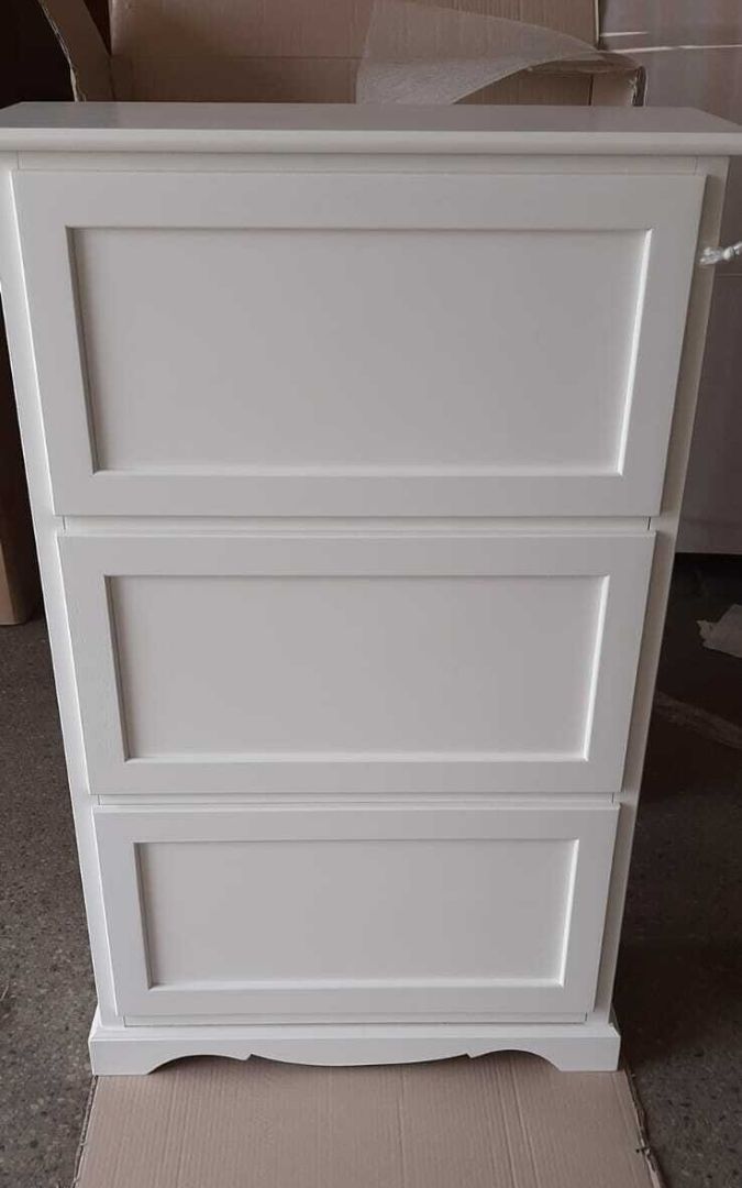 Scarpiera in legno bianco opaco, finitura curata e design classico arte povera.